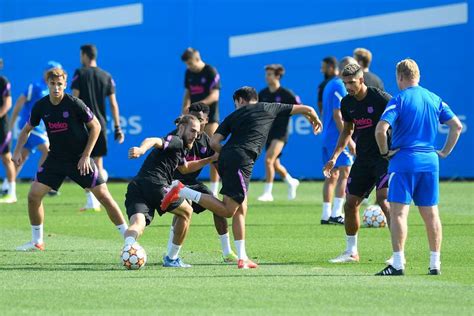 Ansu Fati, Memphis Depay and Pedri train with Barcelona for .